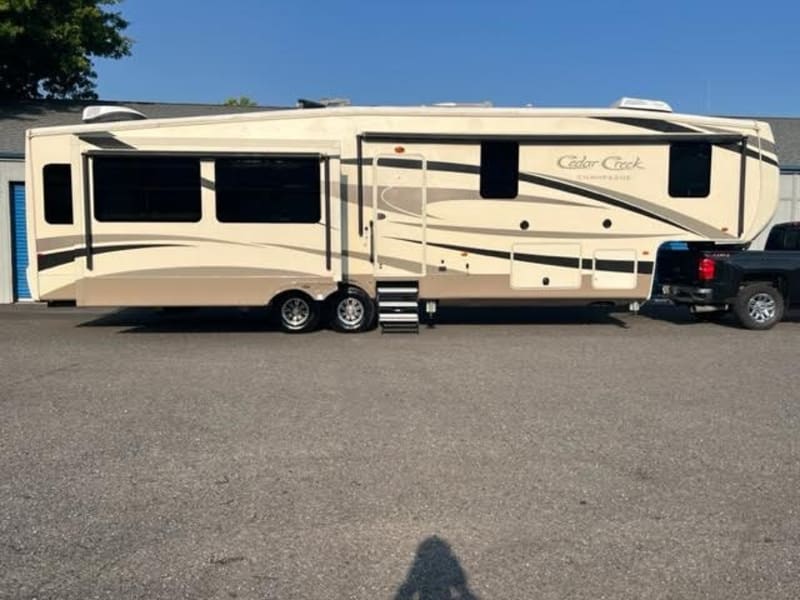 Forest River cedar creek champagne 41ft fifth wheel 3 slides mo 2017 price $42,950