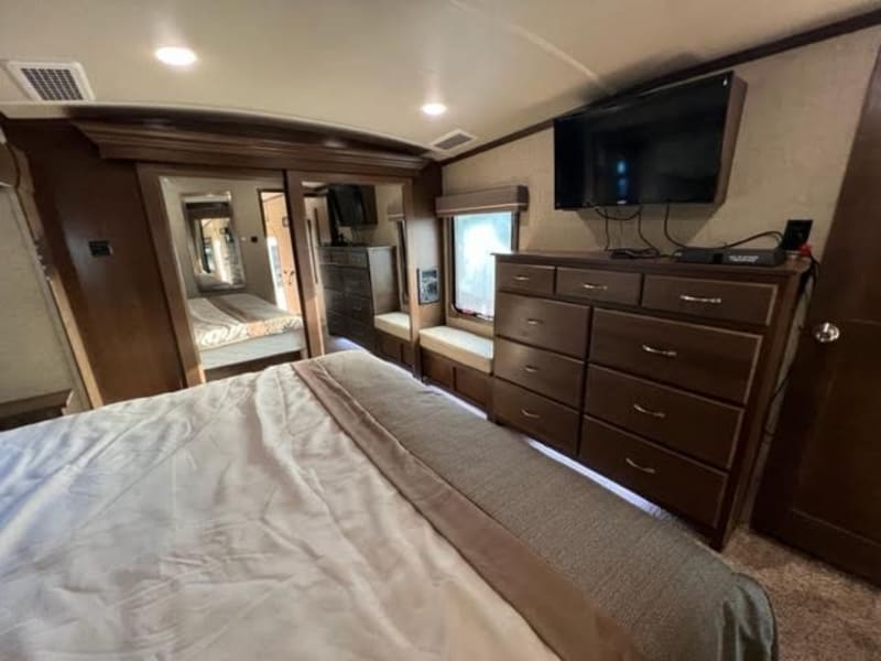 Forest River cedar creek champagne 41ft fifth wheel 3 slides mo 2017 price $44,950