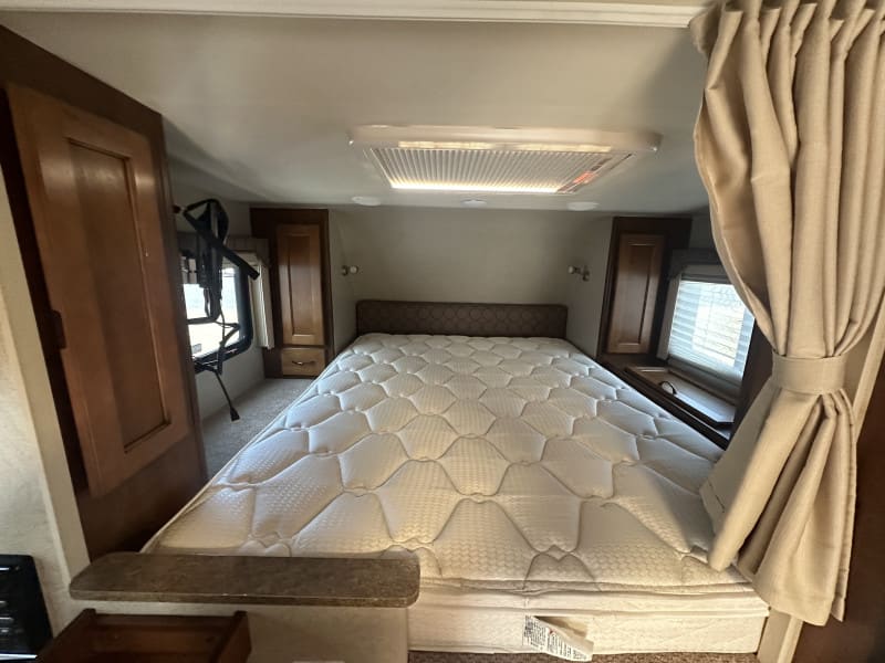 LANCE TRUCK CAMPER 1050 1SLIDE OUT GENERATOR POWER JACKS 2014 price $29,950