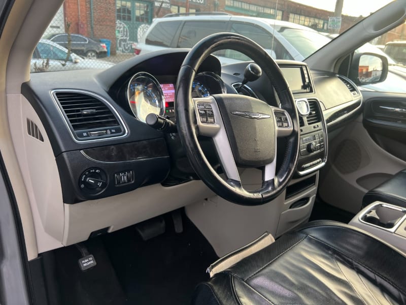 Chrysler Town & Country 2015 price $8,990