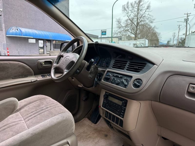 Toyota Sienna 2002 price $3,800