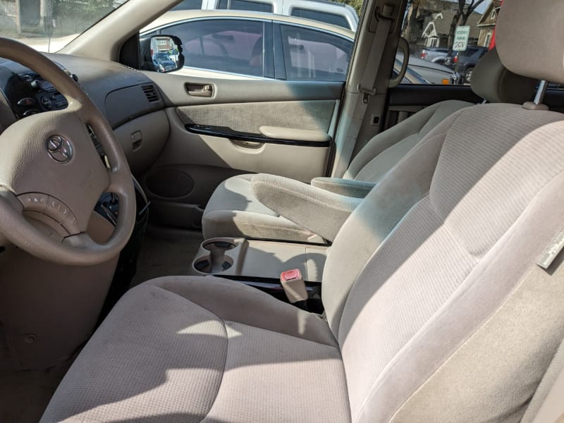 Toyota Sienna 2005 price $5,995