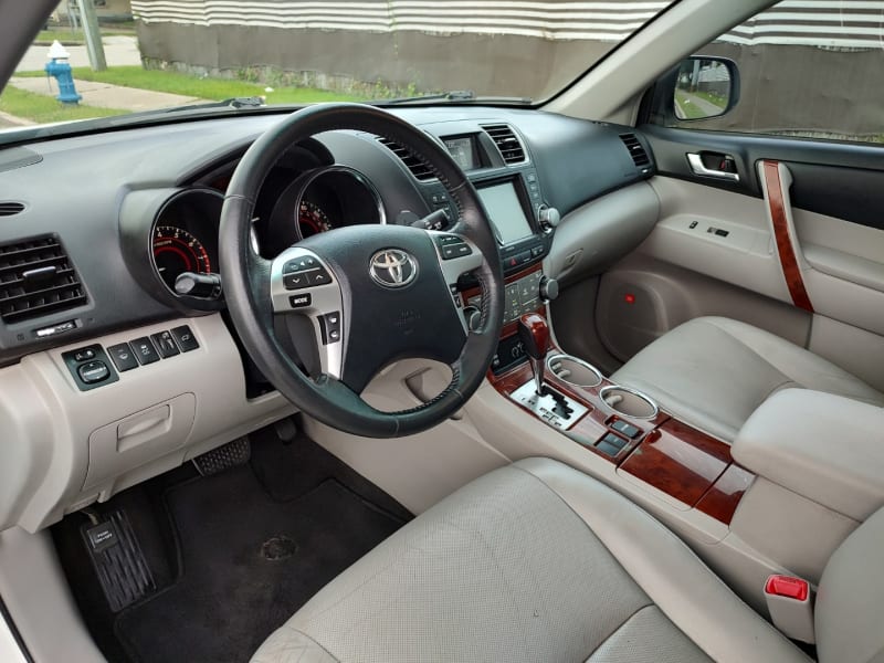 Toyota Highlander 2012 price $8,999