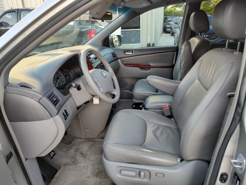 Toyota Sienna 2005 price $6,499