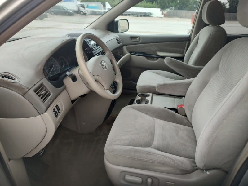 Toyota Sienna 2005 price $3,499