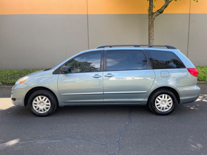 Toyota Sienna 2006 price $5,495