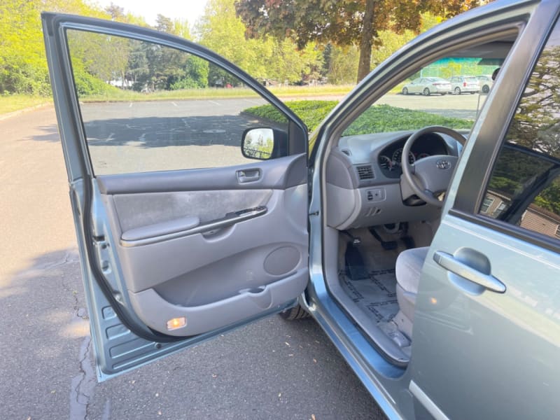 Toyota Sienna 2006 price $5,495