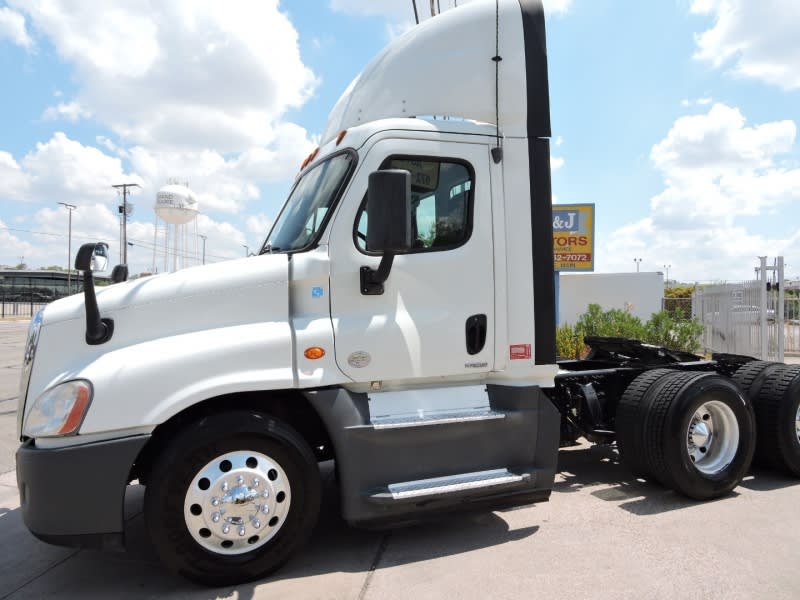 Freightliner CASCADIA DAY CAB (FCAM) 2015 price $19,000