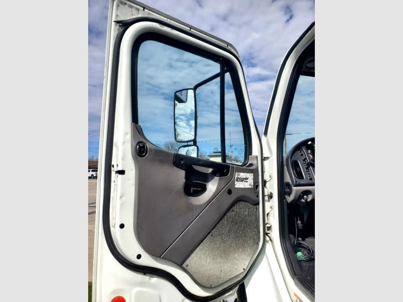 Freightliner M2 26 FOOT BOX TRUCK LIFTGATE 2013 price $59,900