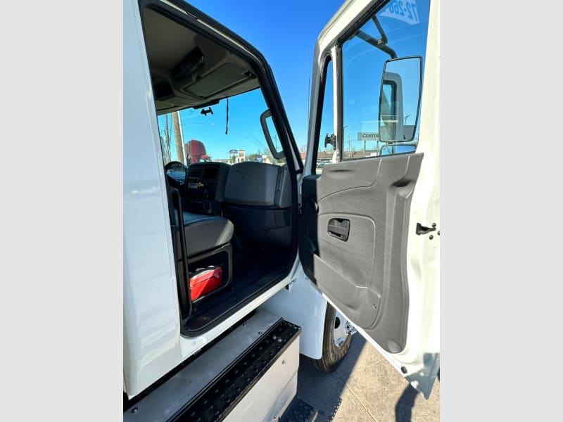 International 4300 BOX, 20 FT, 2015 price $34,900