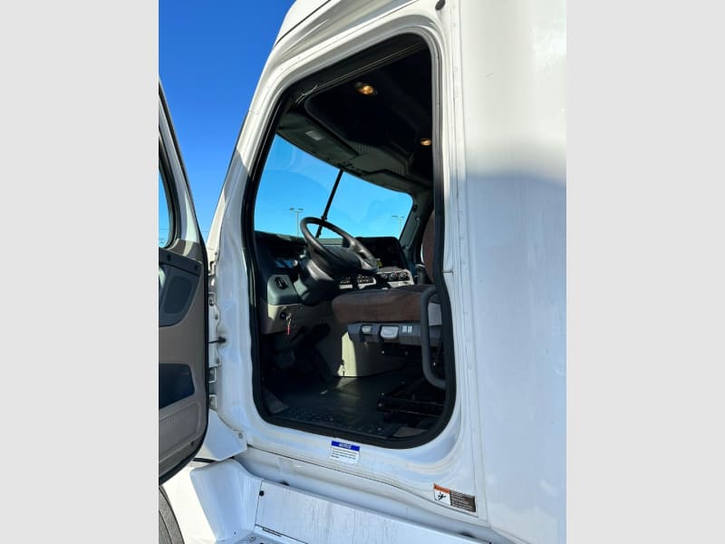 Freightliner CASCADIA SLEEPER MANUAL 2016 price $29,900