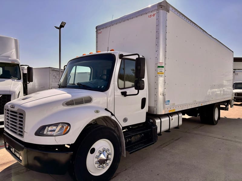 Freightliner M2 26 FT W/ SLEEPER BOX TRUCK / LIFTGATE 2015 price $39,900