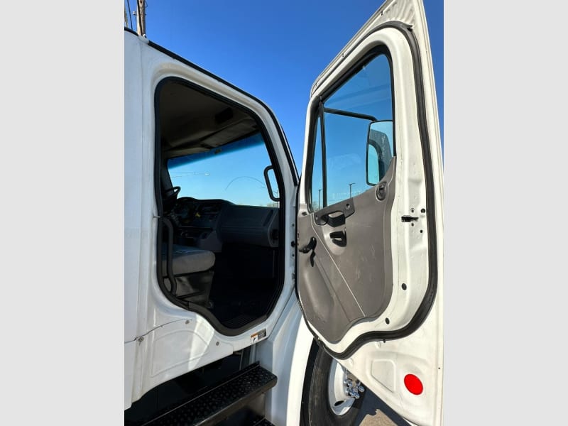 Freightliner M2 26 FT W/ SLEEPER BOX TRUCK / LIFTGATE 2015 price $39,900