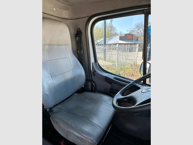 Freightliner M2 26 FT W/ SLEEPER BOX TRUCK / LIFTGATE 2015 price $39,900