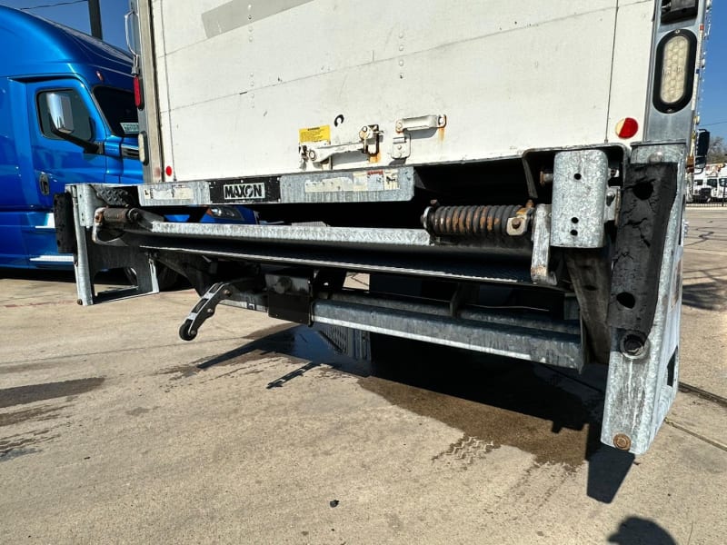 Freightliner M2 26 FT W/ SLEEPER BOX TRUCK / LIFTGATE 2015 price $39,900