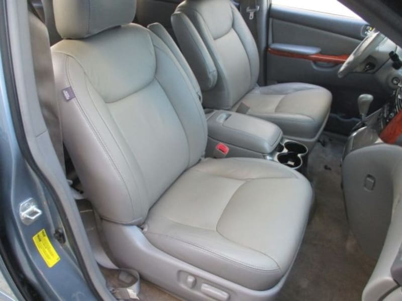 Toyota Sienna XLE 7-Passenger Minivan 2010 price $6,999