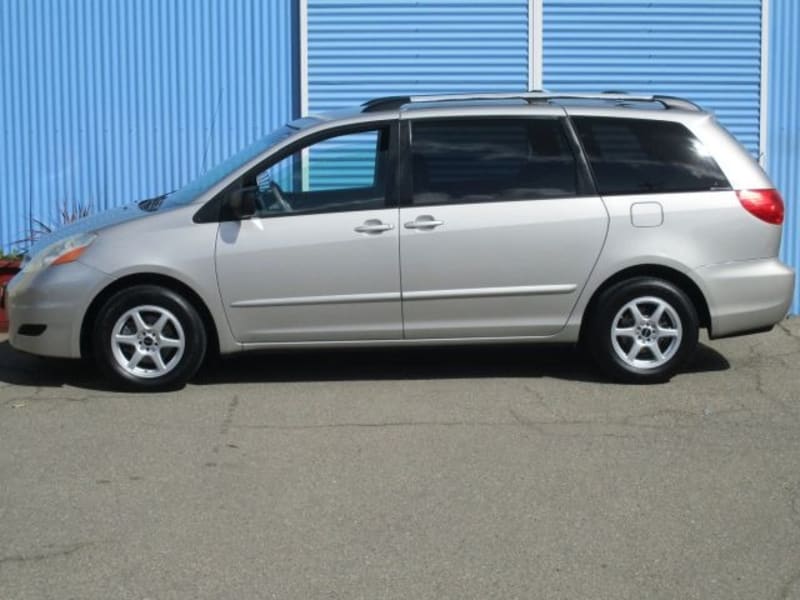 Toyota Sienna LE 8-Passenger Minivan 2009 price $5,800