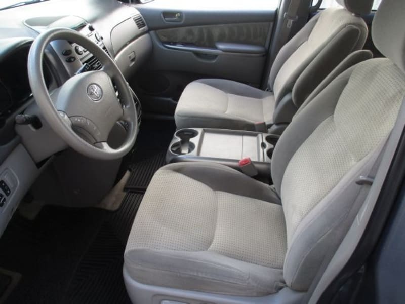 Toyota Sienna LE 8-Passenger Minivan 2008 price $6,800