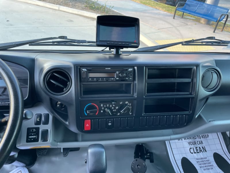 Hino 195 BOX TRUCK 2019 price $27,000 Cash