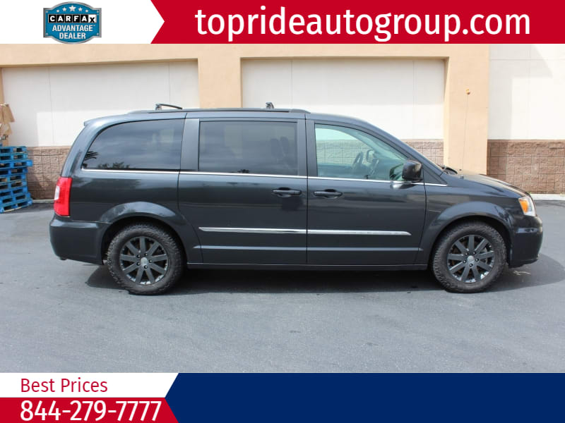 Chrysler Town & Country 2015 price $8,495