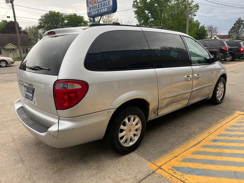 CHRYSLER TOWN & COUNTRY 2003 price $2,500