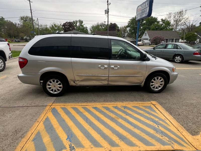 CHRYSLER TOWN & COUNTRY 2003 price $2,500