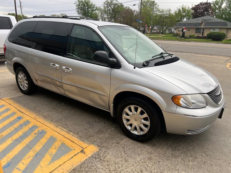 CHRYSLER TOWN & COUNTRY 2003 price $2,500