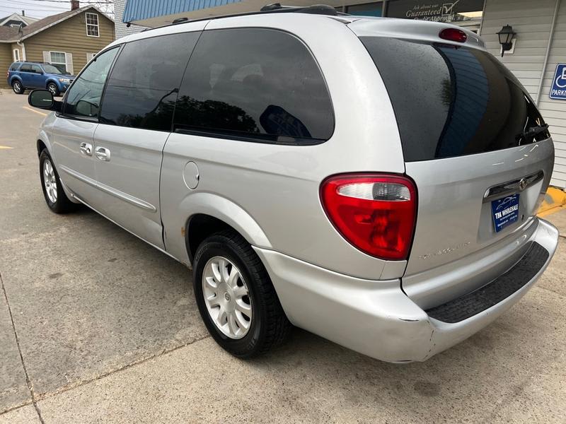 CHRYSLER TOWN & COUNTRY 2003 price $2,500