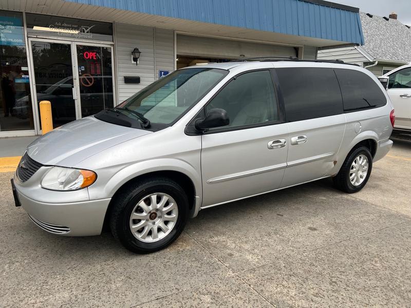 CHRYSLER TOWN & COUNTRY 2003 price $2,500