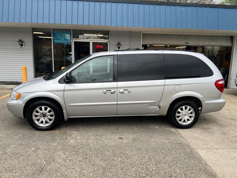 CHRYSLER TOWN & COUNTRY 2003 price $2,500