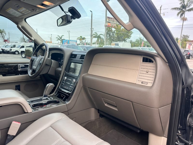 Lincoln Navigator 2015 price $10,499