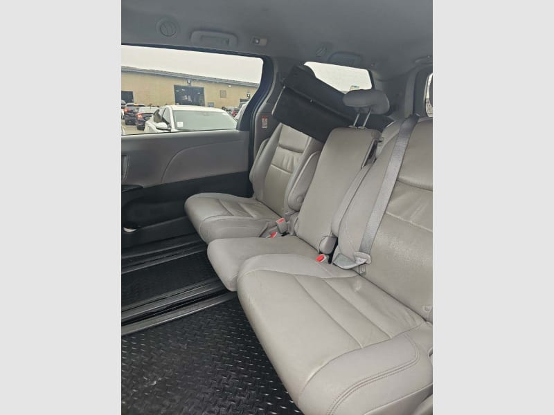 Toyota Sienna 2020 price $23,999