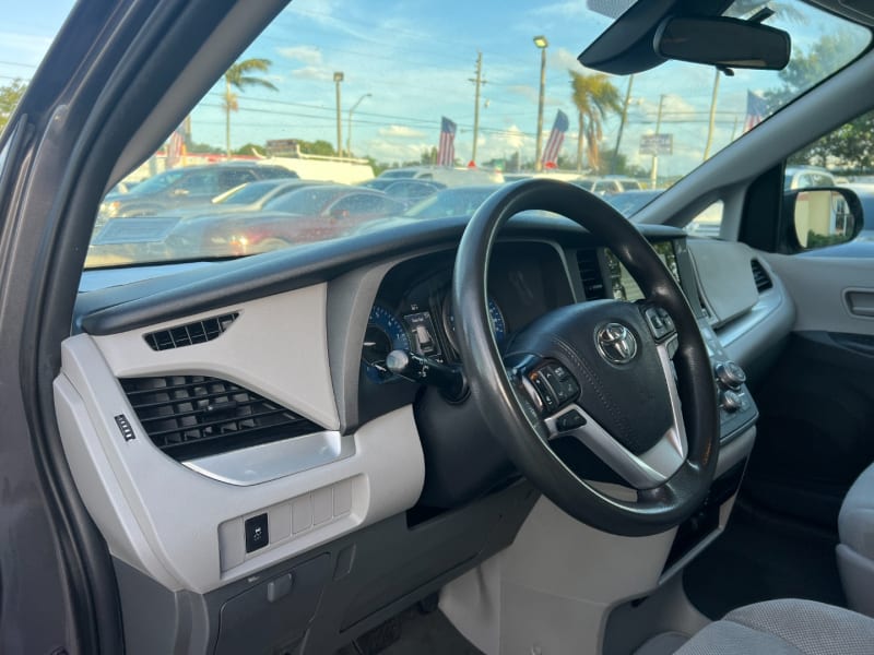 Toyota Sienna 2020 price $25,999