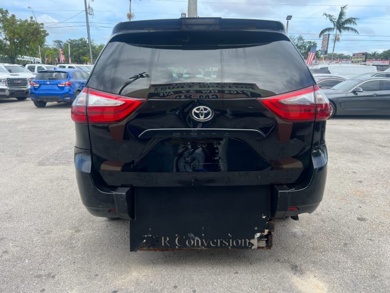 Toyota Sienna 2020 price $25,999