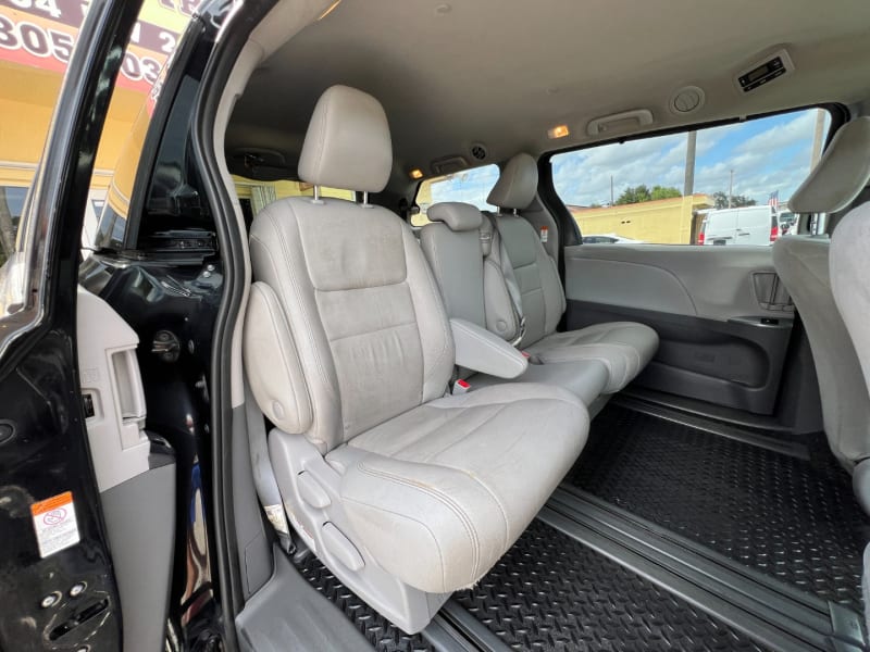 Toyota Sienna 2020 price $25,999