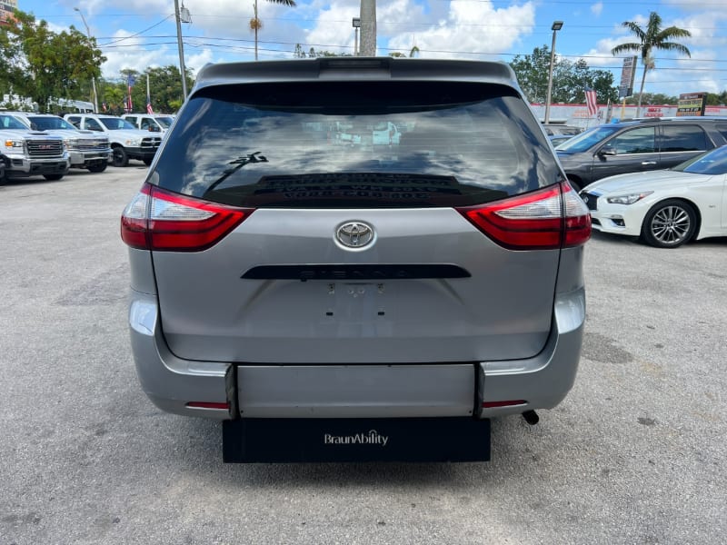 Toyota Sienna 2018 price $17,999