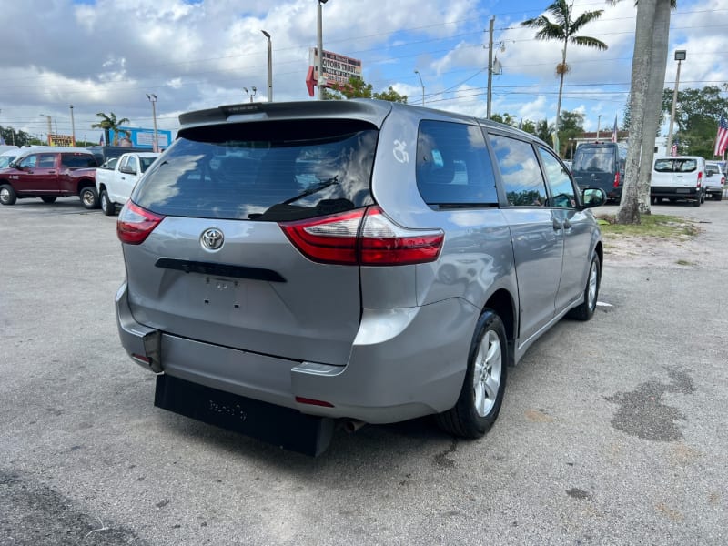 Toyota Sienna 2018 price $17,999