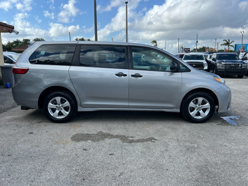 Toyota Sienna 2018 price $17,999