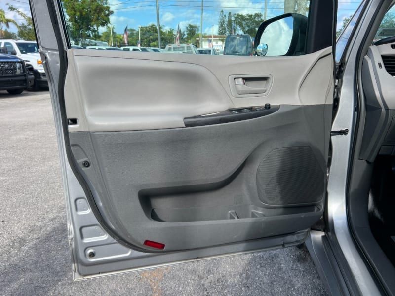 Toyota Sienna 2018 price $17,999