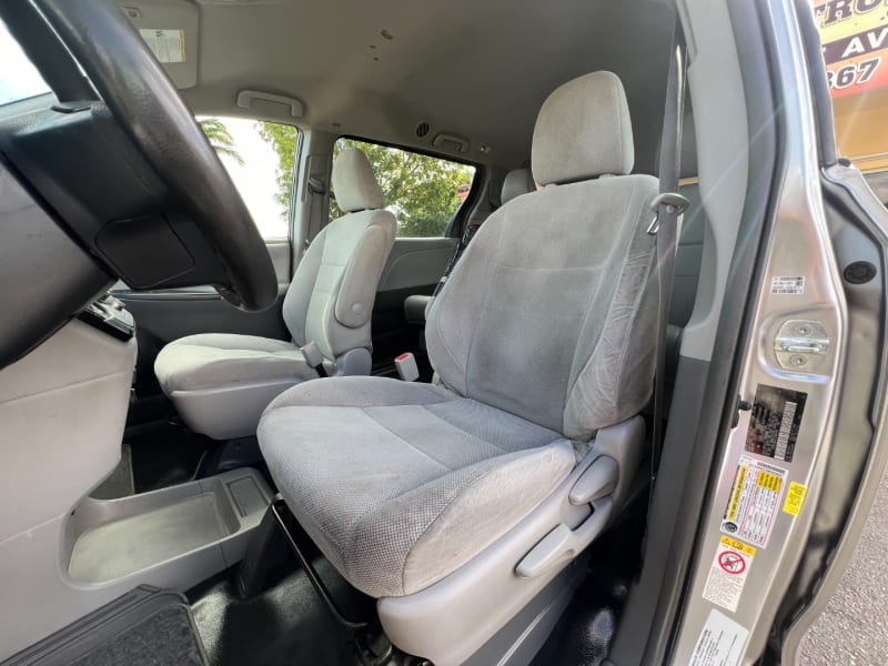 Toyota Sienna 2018 price $17,999