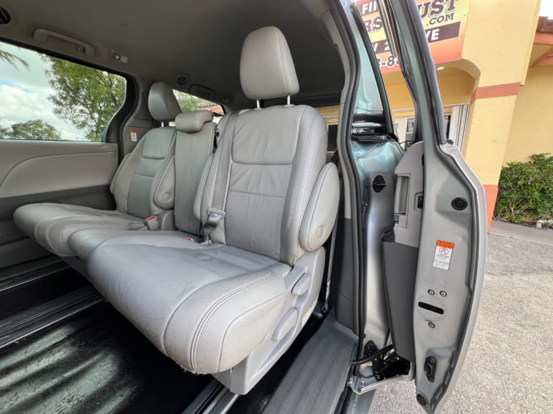 Toyota Sienna 2018 price $17,999