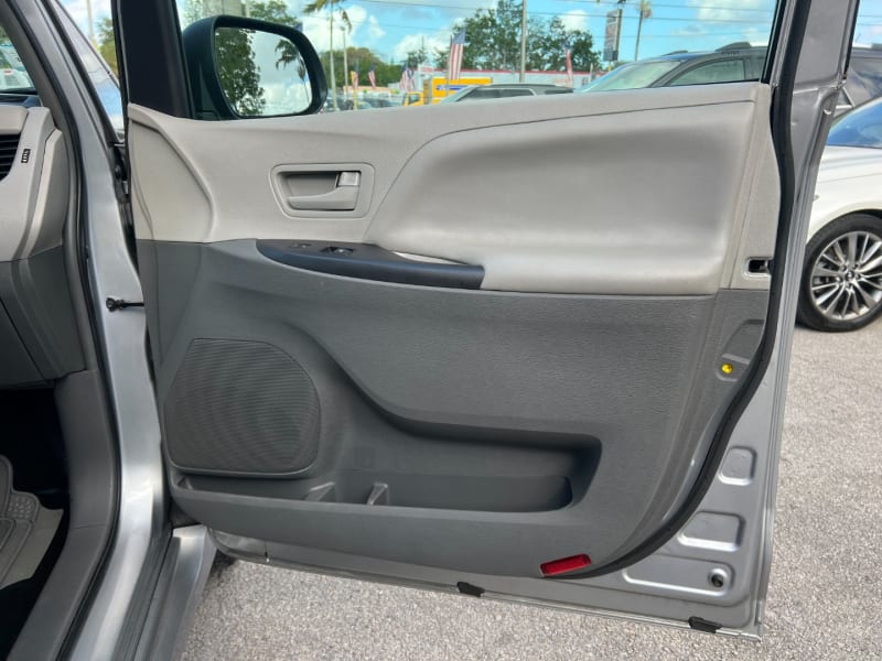 Toyota Sienna 2018 price $17,999