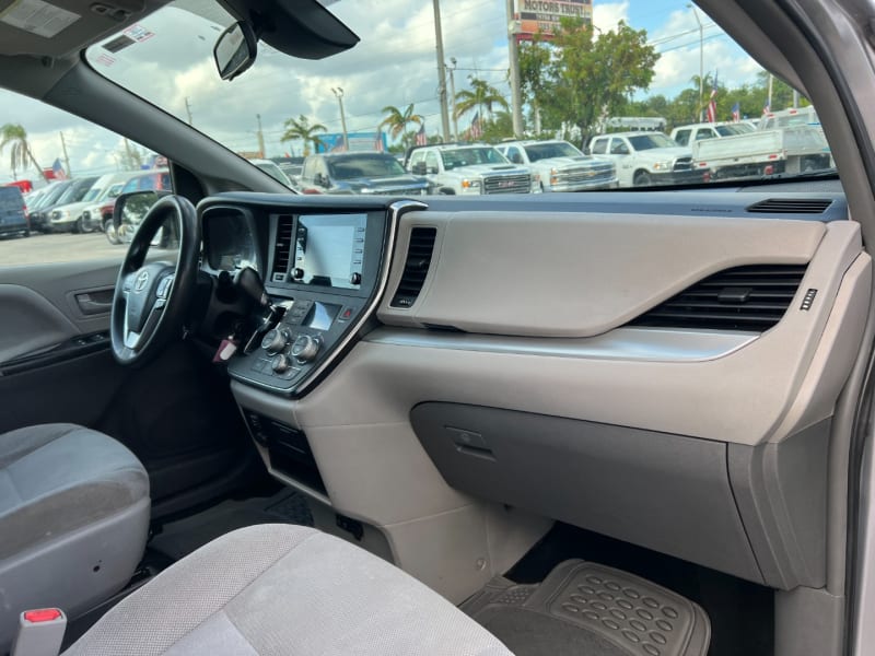 Toyota Sienna 2018 price $17,999