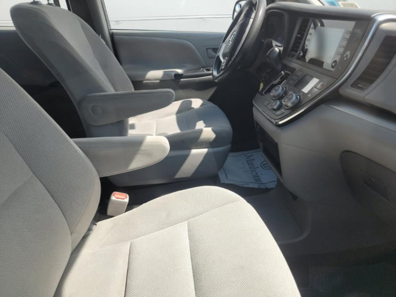 Toyota Sienna 2018 price $18,999