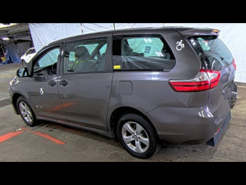 Toyota Sienna 2018 price $18,999