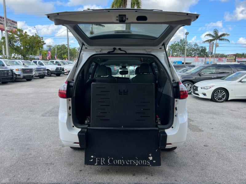 Toyota Sienna 2020 price $25,999