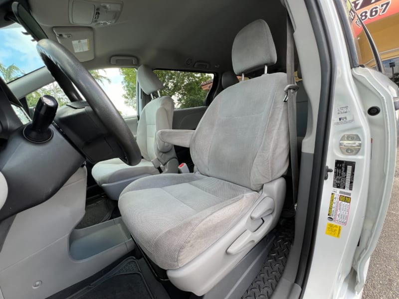 Toyota Sienna 2020 price $25,999