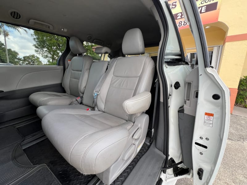 Toyota Sienna 2020 price $25,999