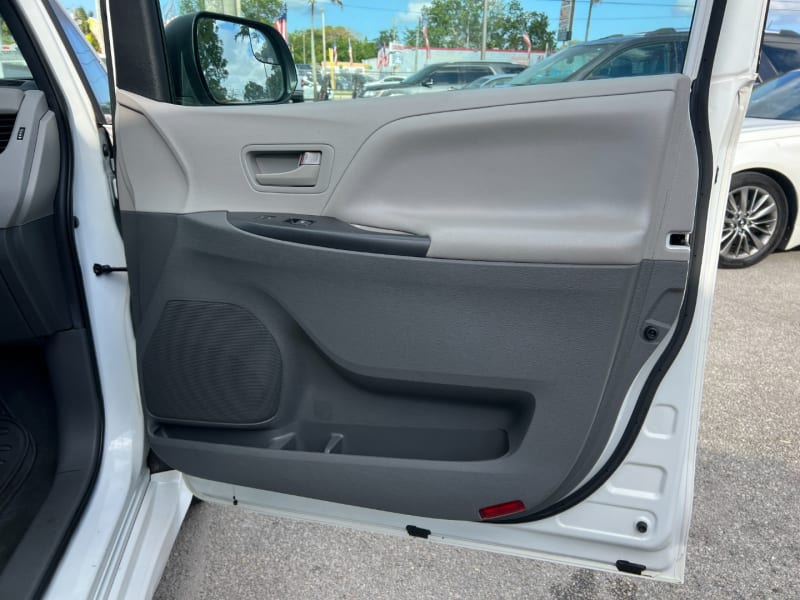 Toyota Sienna 2020 price $25,999