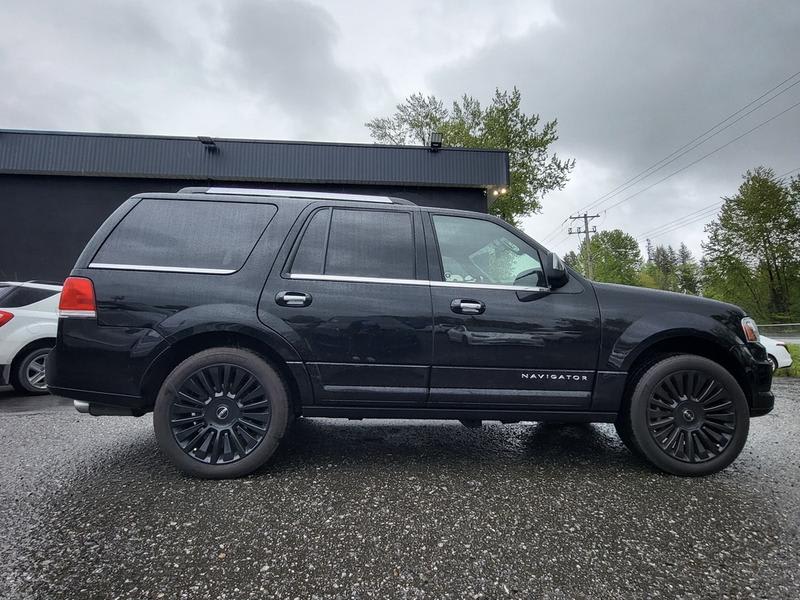 Lincoln Navigator 2017 price $34,999